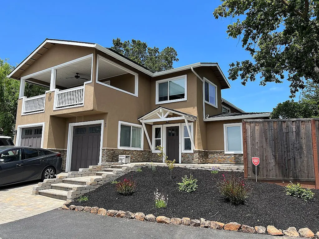 160 Hillcroft Way photo 1