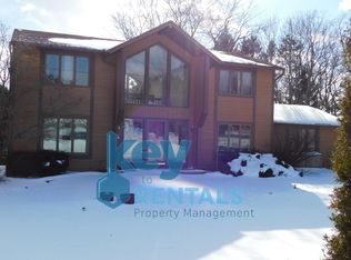 5 Country Downs Cir, Fairport, NY 14450