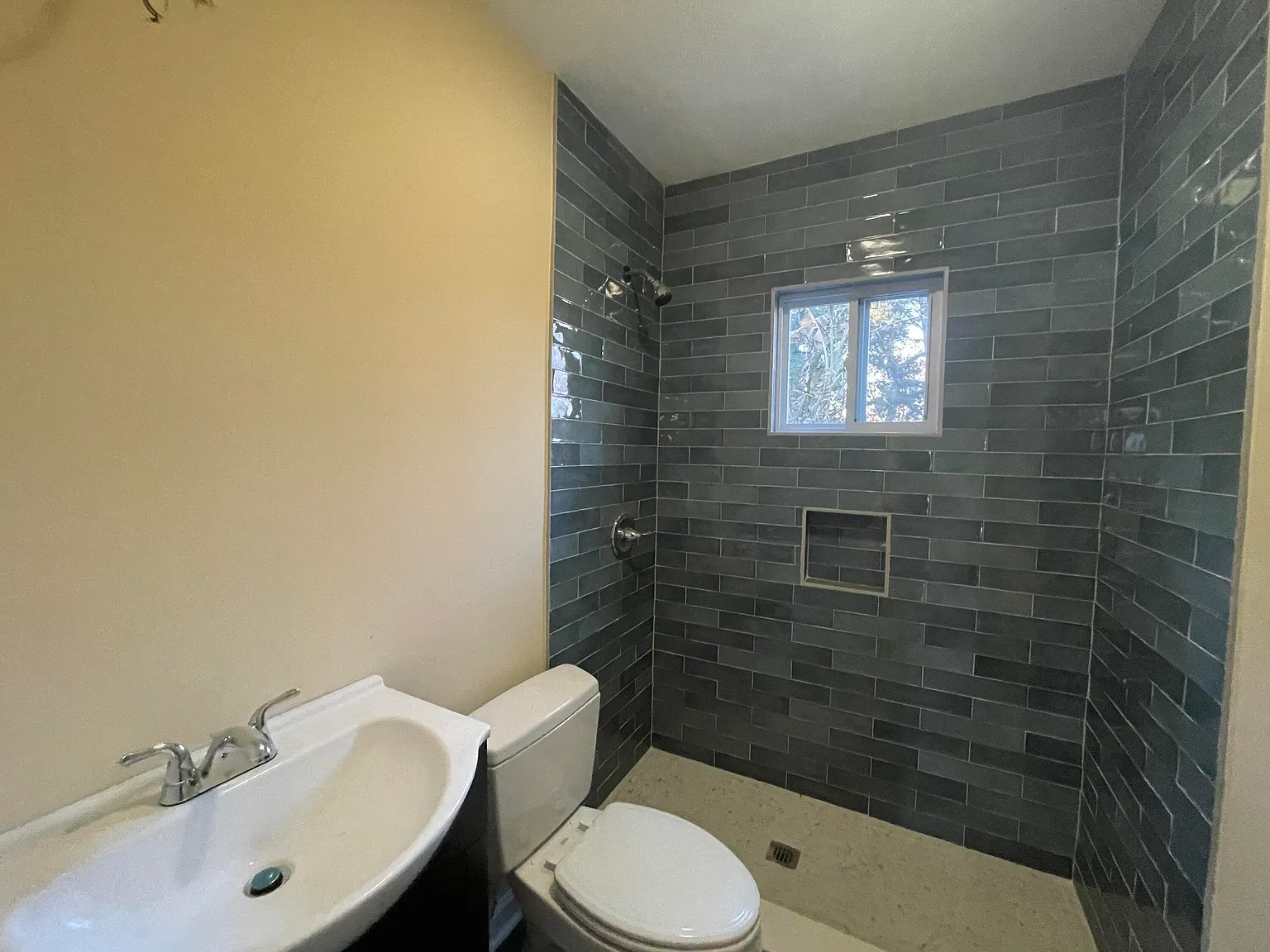 2 bed, 1.0 bath, 832 sqft, $2,300 — Photo 2