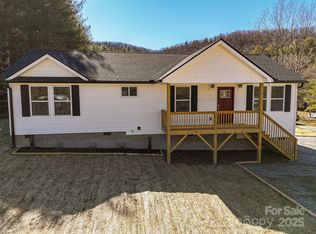 29 Kanes Dr, Hendersonville, NC 28739
