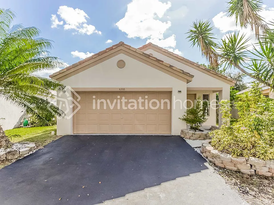 4266 Greenbriar Ln
