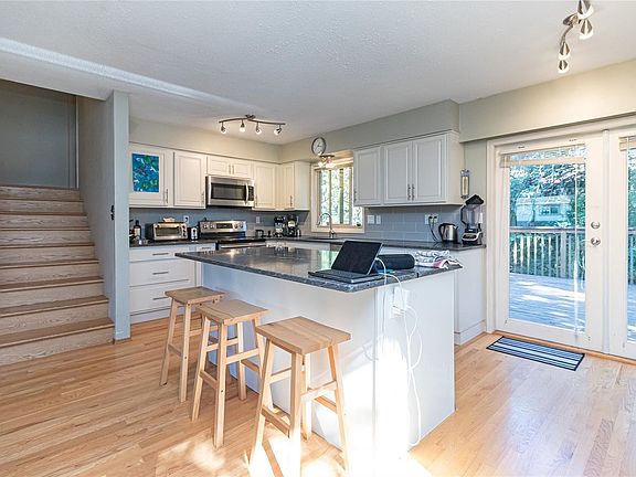 5th image of 4167 Thornhill Cres