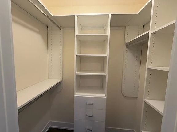 3rd image of 4242-44 N Sheridan Rd #501