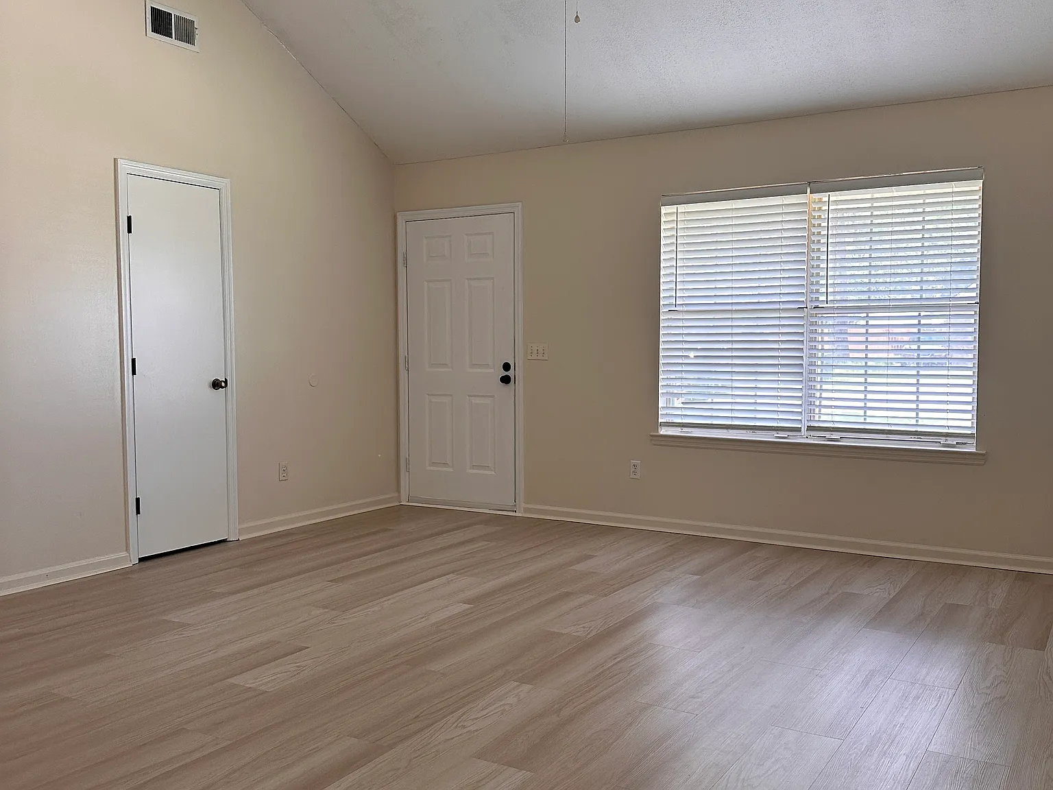 3 bed, 1440 sqft, $1,700 — Photo 2