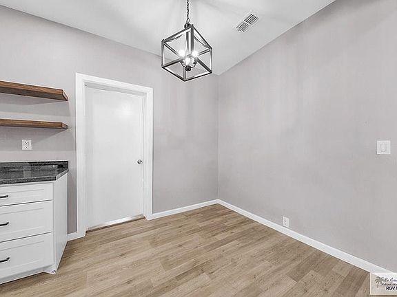 Dining area (empty)