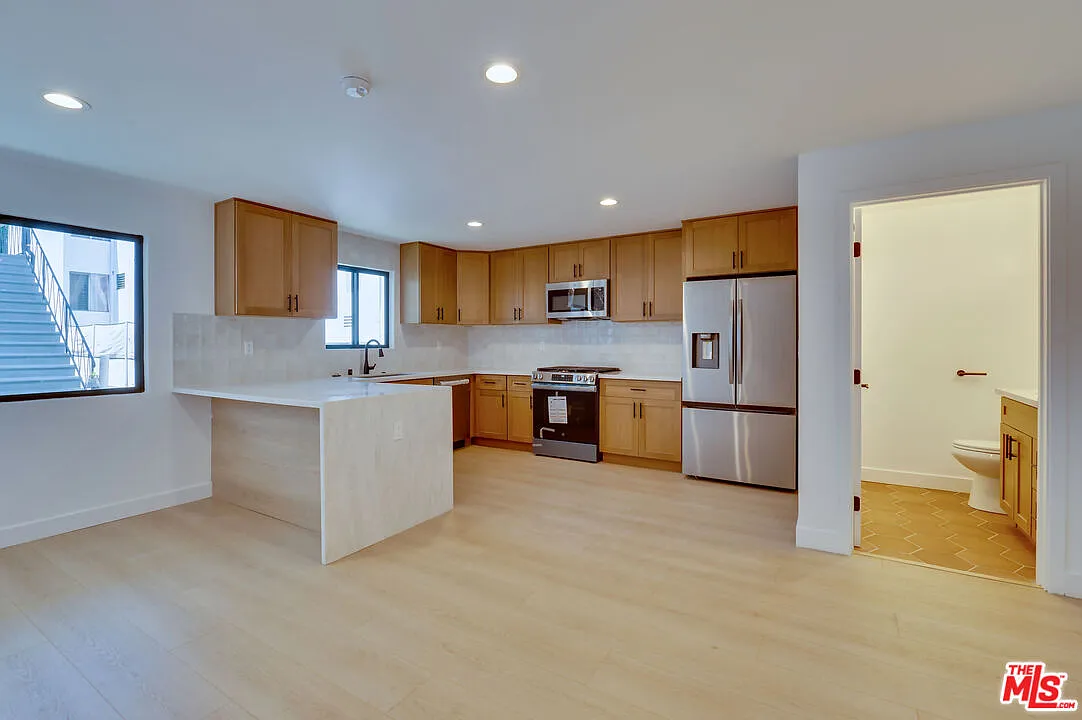 1 bed, 1.5 bath, 1000 sqft, $4,950 — Photo 3
