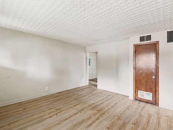 5th image of 1616 E Funston St