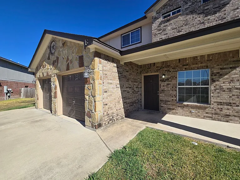 1101 Grace Point Dr #B — Photo 3