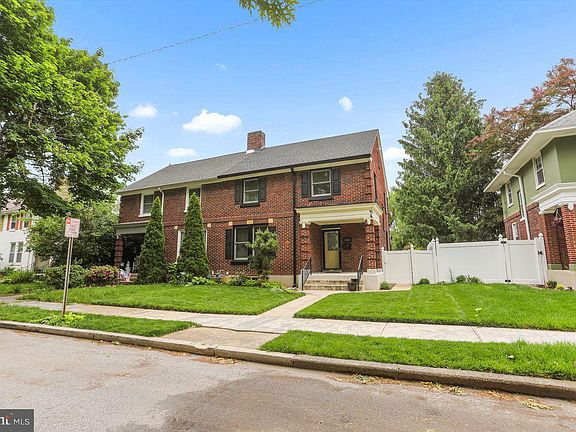 2nd image of 833 Arlington Rd