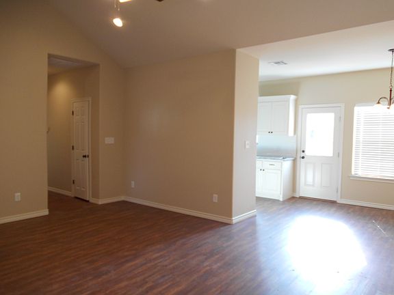 4th image of 1210 S Throckmorton St