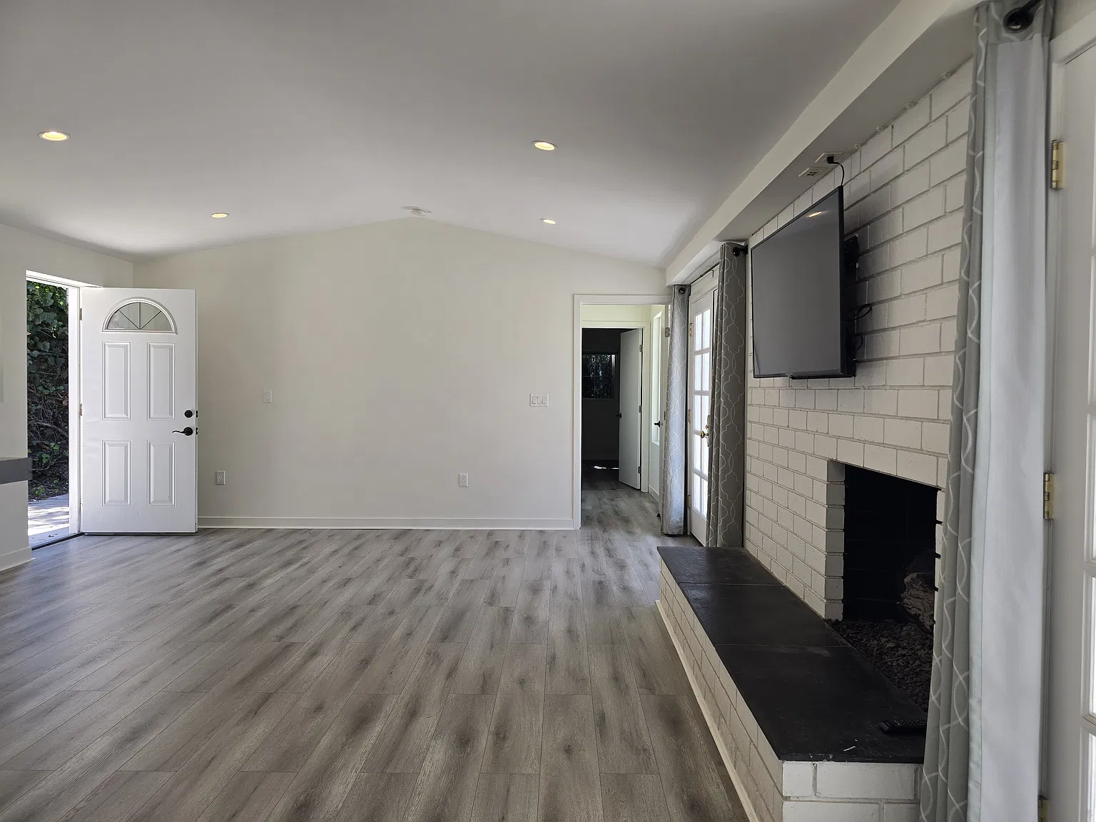 202 Bentley Cir — Photo 2