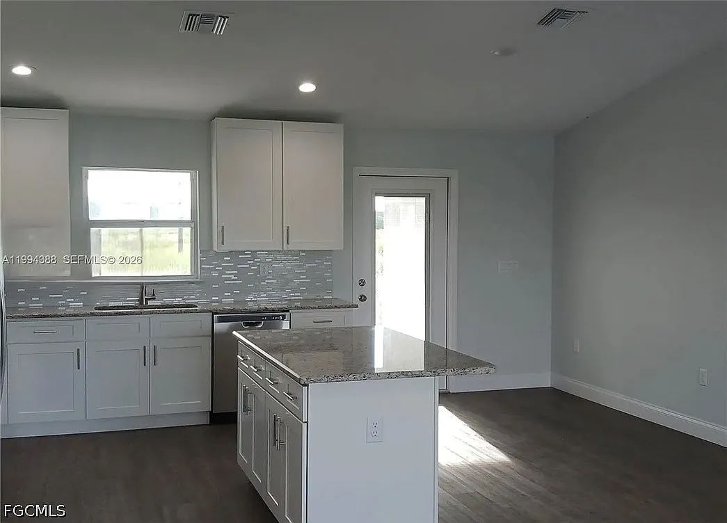 3 bed, 2.0 bath, 1462 sqft, $1,900 — Photo 4