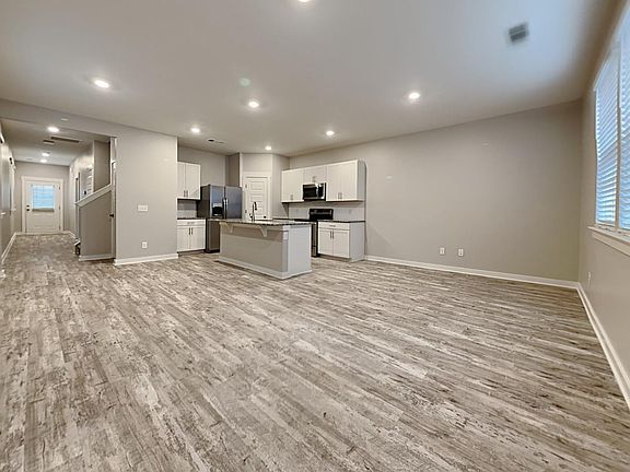 4th image of 1045 Henley Ln