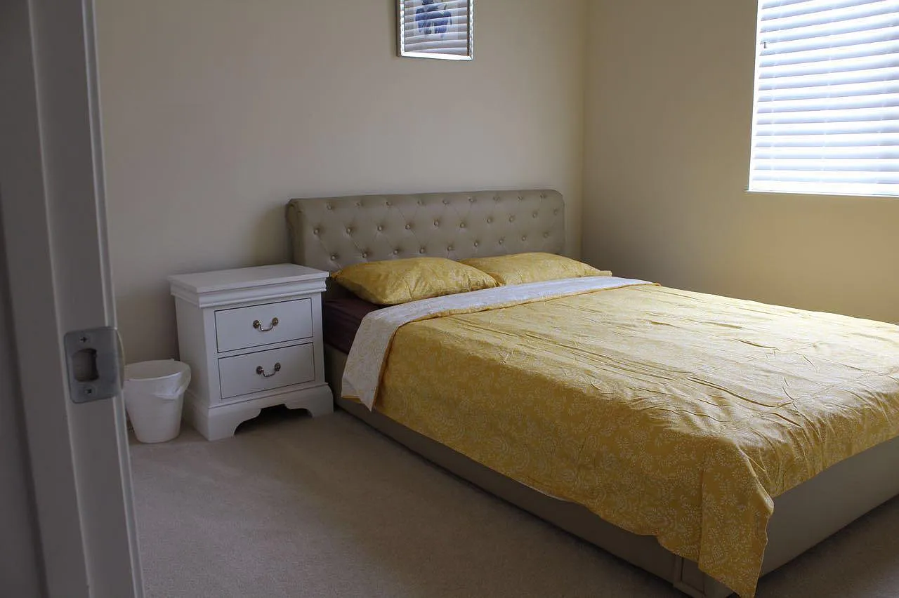 3 bed, 4600 sqft, $999 — Photo 2