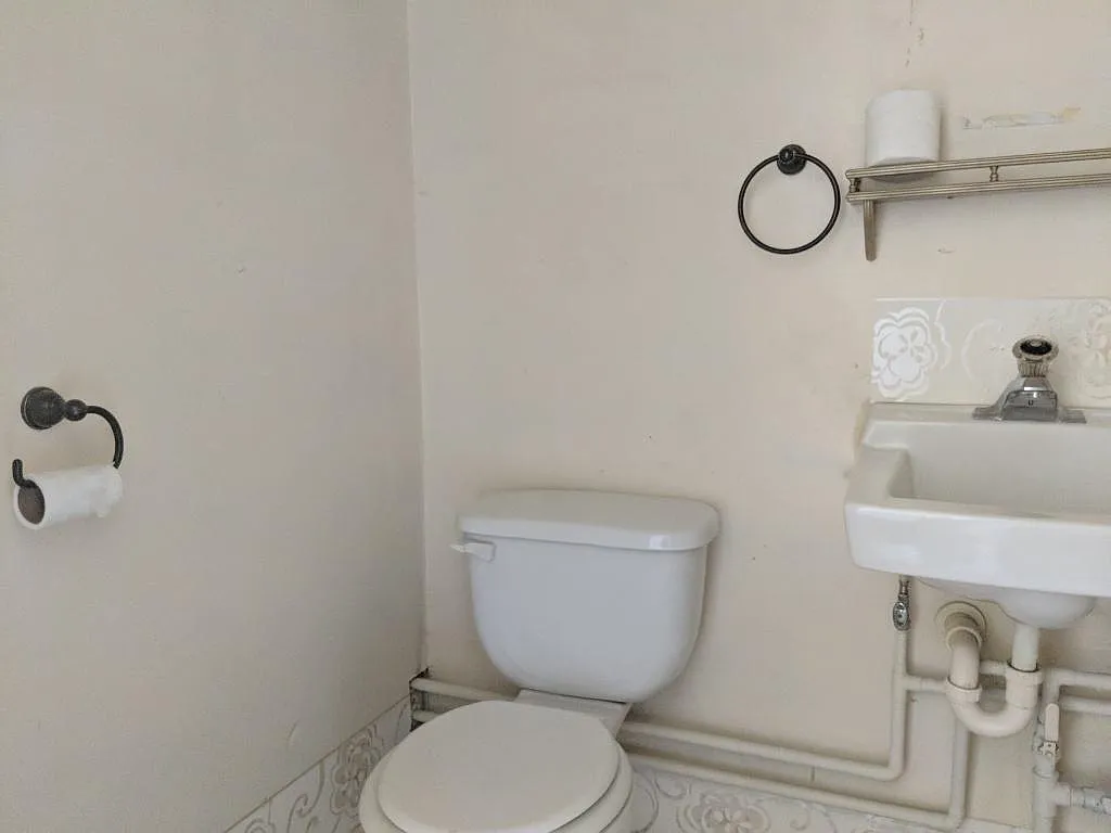 Beautiful location right on the river and adjacent to the City Park — Photo 1