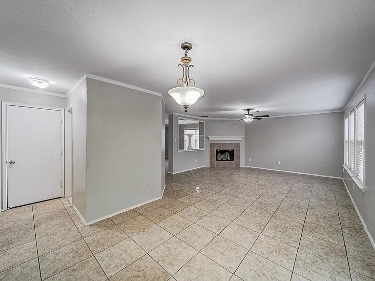 812 Sussex Dr — Photo 4