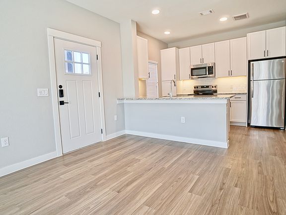 4th image of 2627 E Common St #201