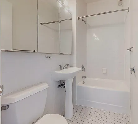 Bathroom, photo 1