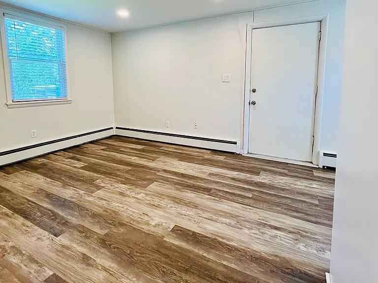 512 25 1/2 St — Photo 4