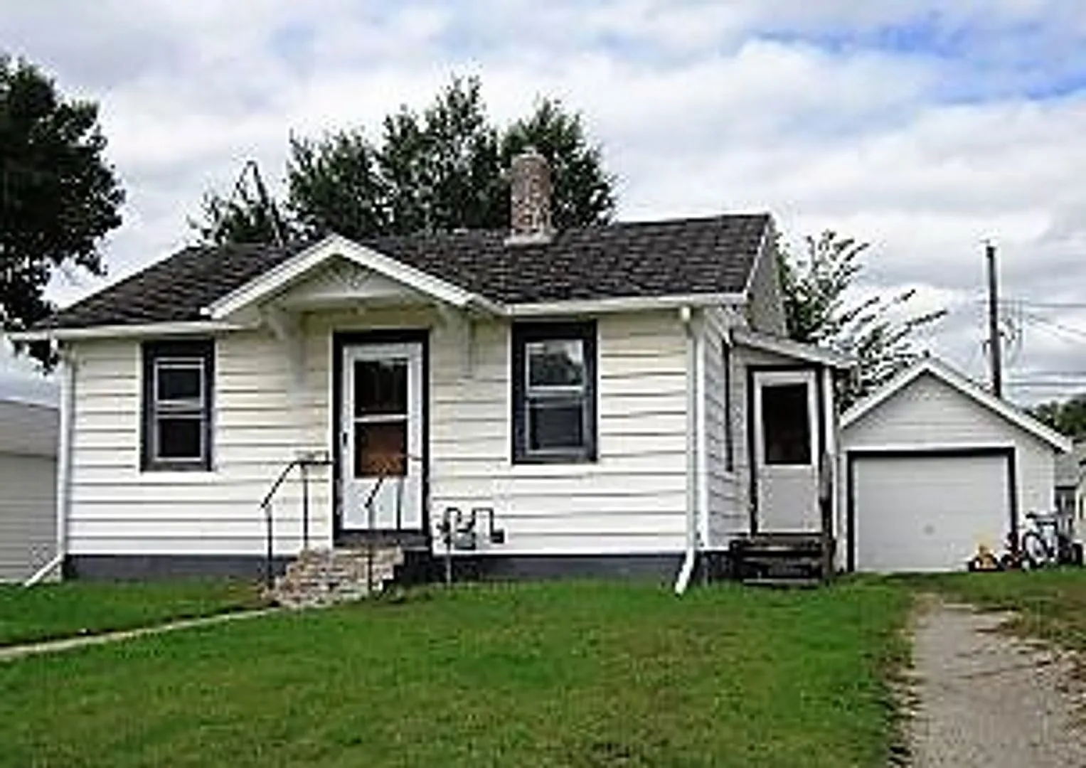 Cozy updated 2 Bedroom Single family home. — Photo 1