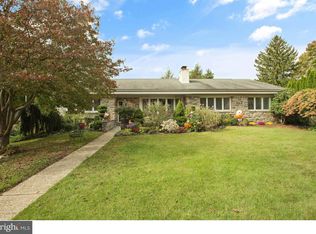 706 Hedgerow Dr, Broomall, PA 19008