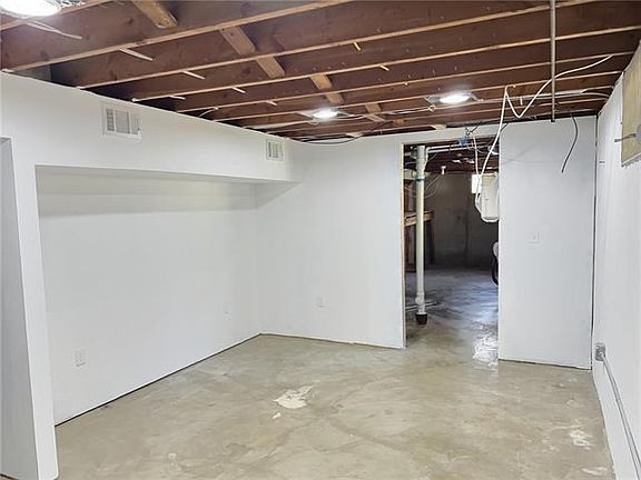 3rd image of 1005 Stafford Dr