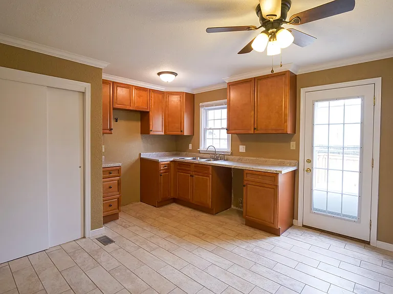 304 E Mason St — Photo 9