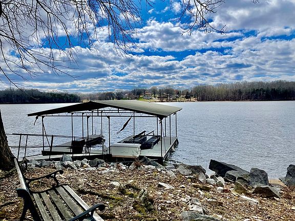 5th image of 611 Bay Ln