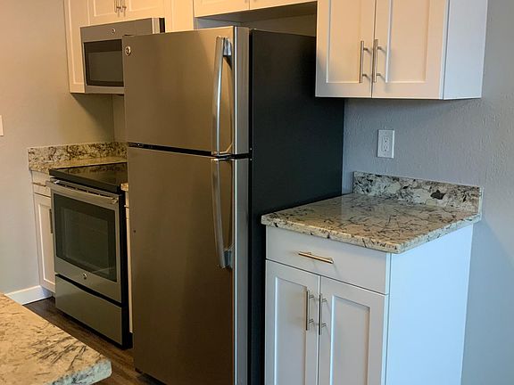 3rd image of 642 Caliente Dr APT 21