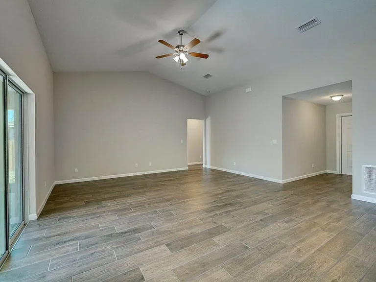 586 SW Laconic Ave — Photo 13