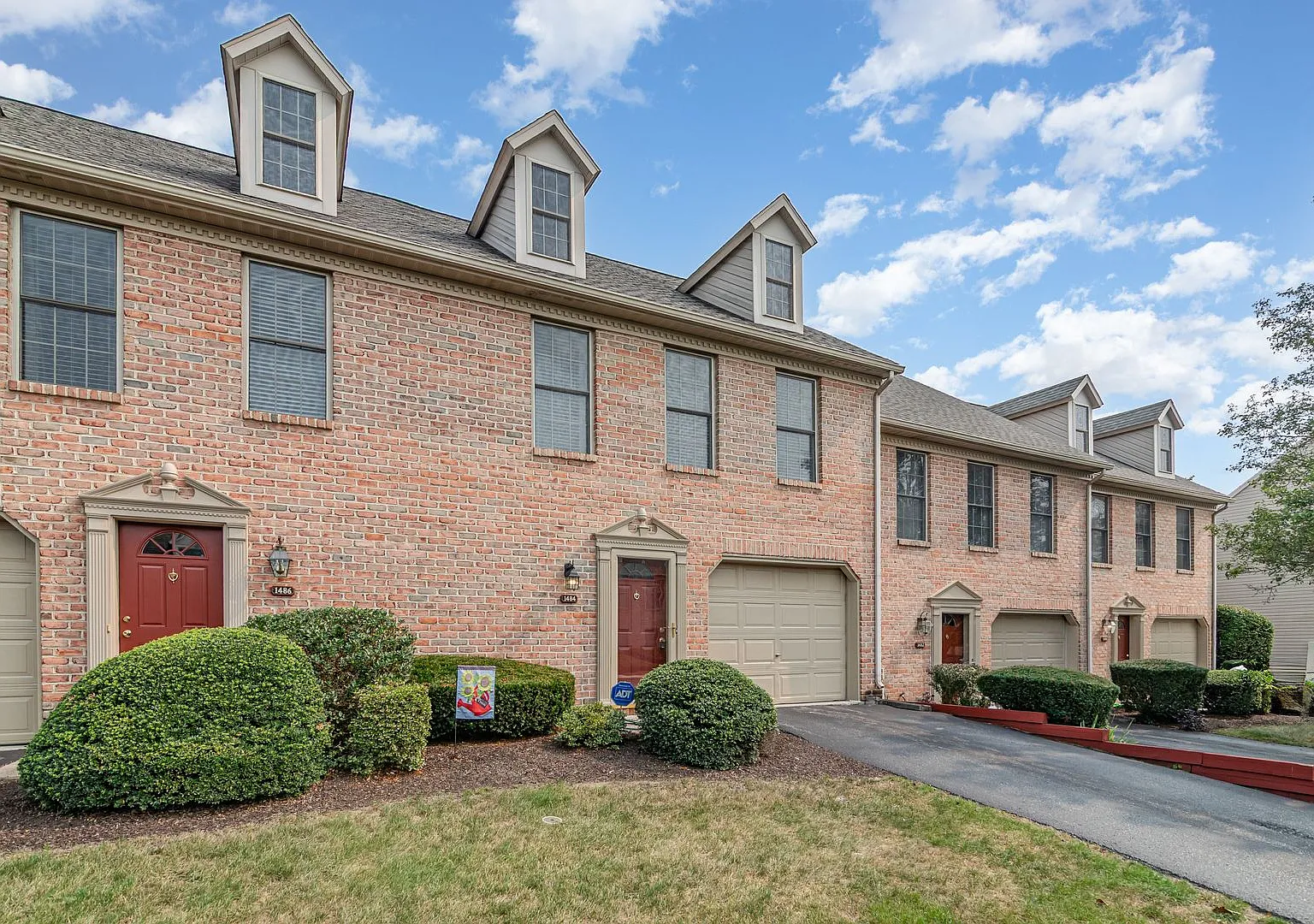 Welcome to this charming 3-bedroom, 2.5-bathroom home located in Mechanicsburg, PA. — Photo 2
