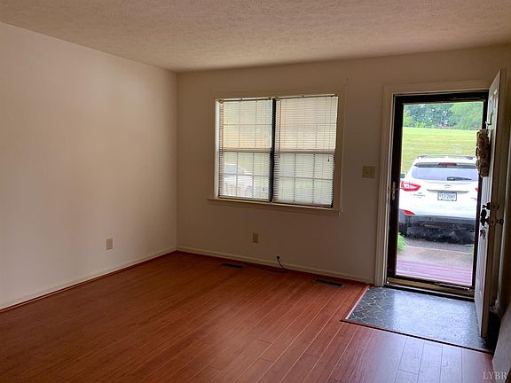 3rd image of 504 Goose Hollow Dr
