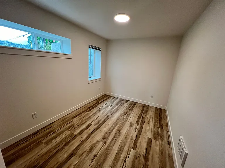 1223-1229 E Laurel St — Photo 13