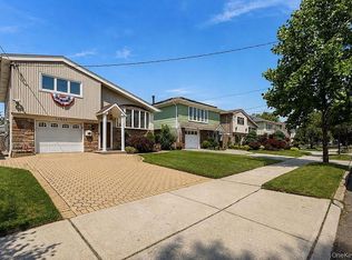 15948 91st St, Howard Beach, NY 11414