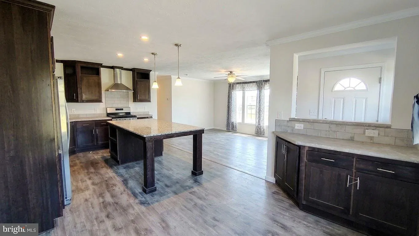 3 bed, 2.0 bath, 1300 sqft, $3,250 — Photo 4