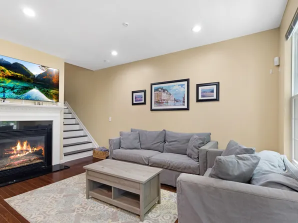 41 Creekside Ct, Secaucus, NJ 07094