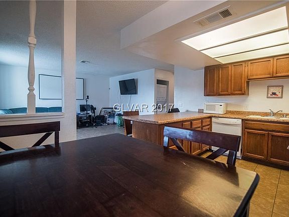 5th image of 4300 N Lamont St APT 227