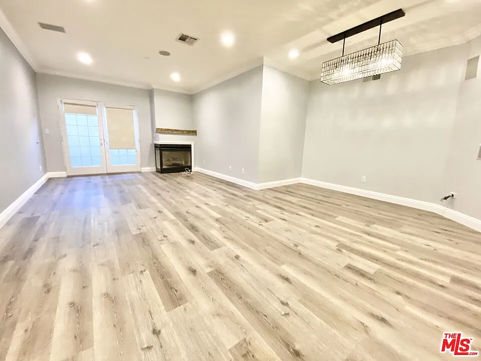 1135 Rexford Dr — Photo 4