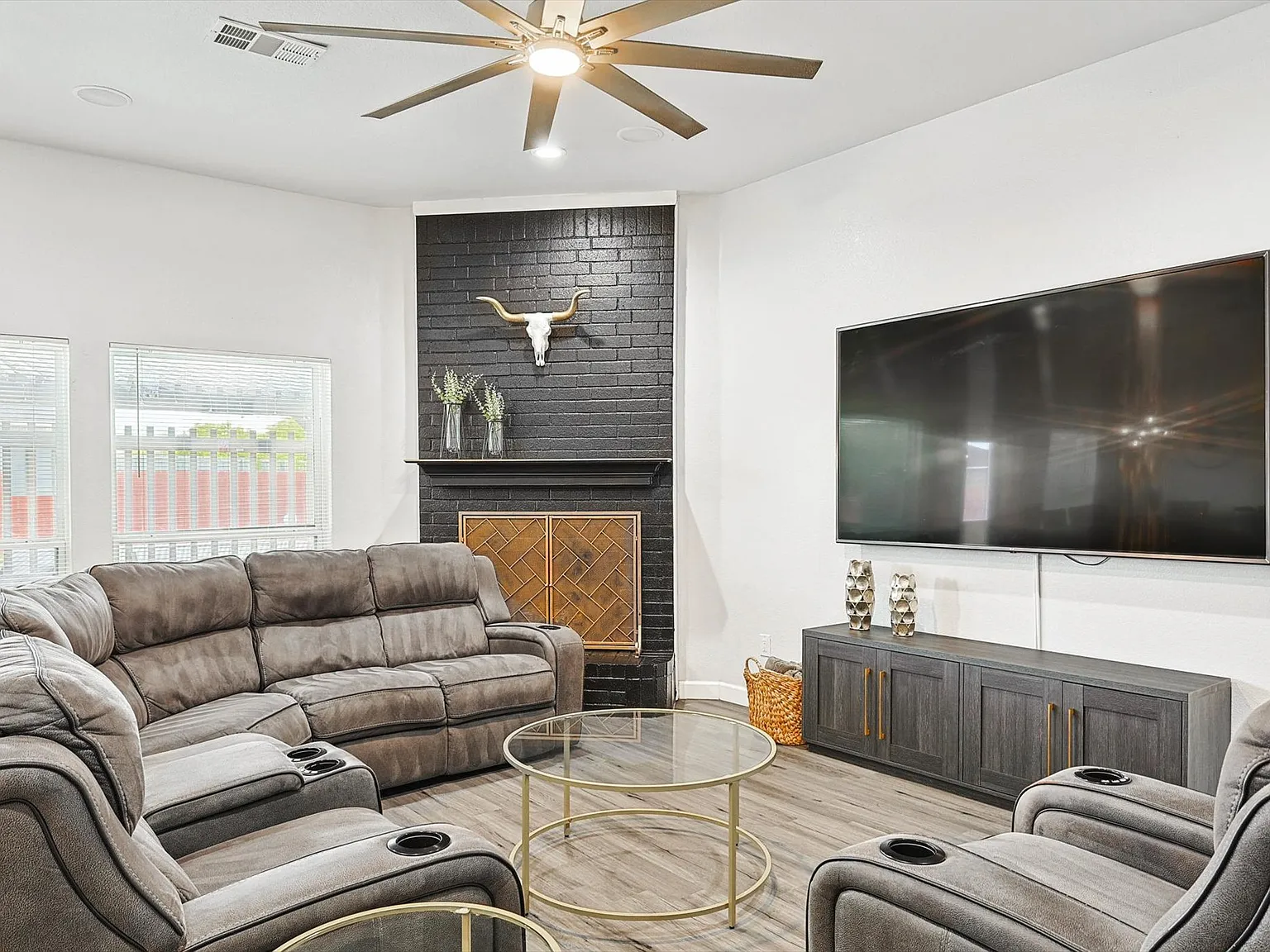 4 bed, 2182 sqft, $5,175 — Photo 4