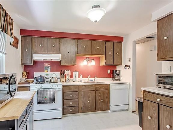 5th image of 811 Cedarwood Dr