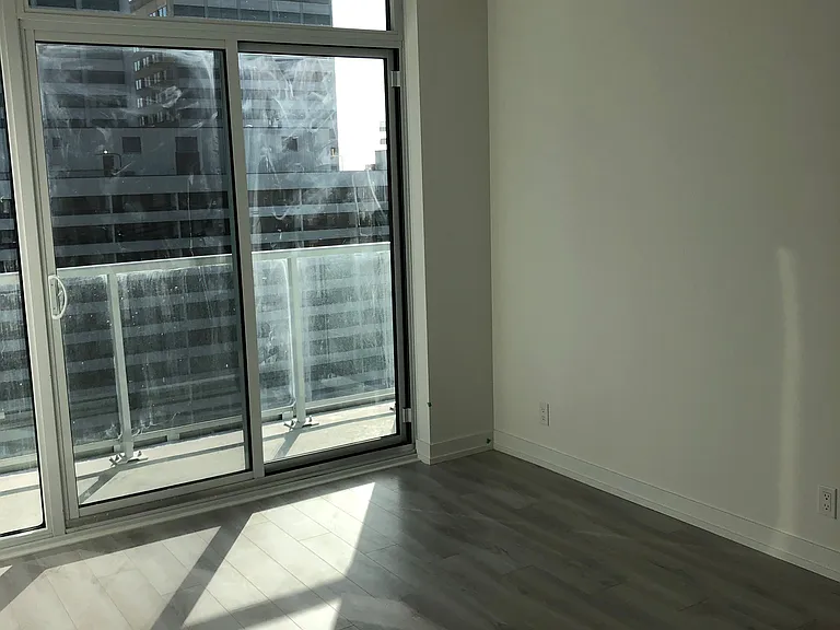 33 Helendale Ave #1407 — Photo 7