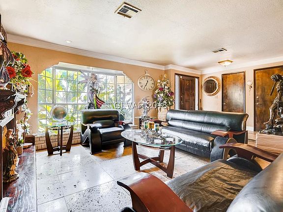 5th image of 2594 Capistrano Ave