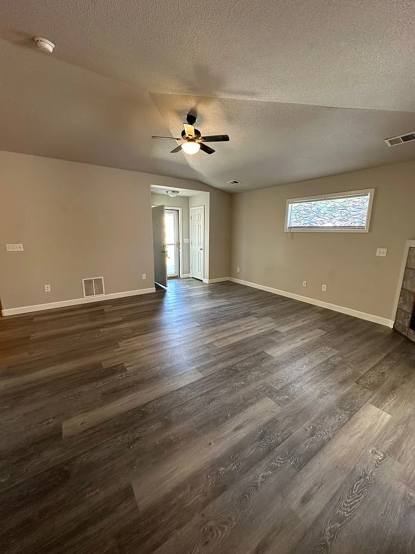 2 Bedroom, 2 Bathroom Ranch Style Home With 2 Car Attached Garage — Photo 4