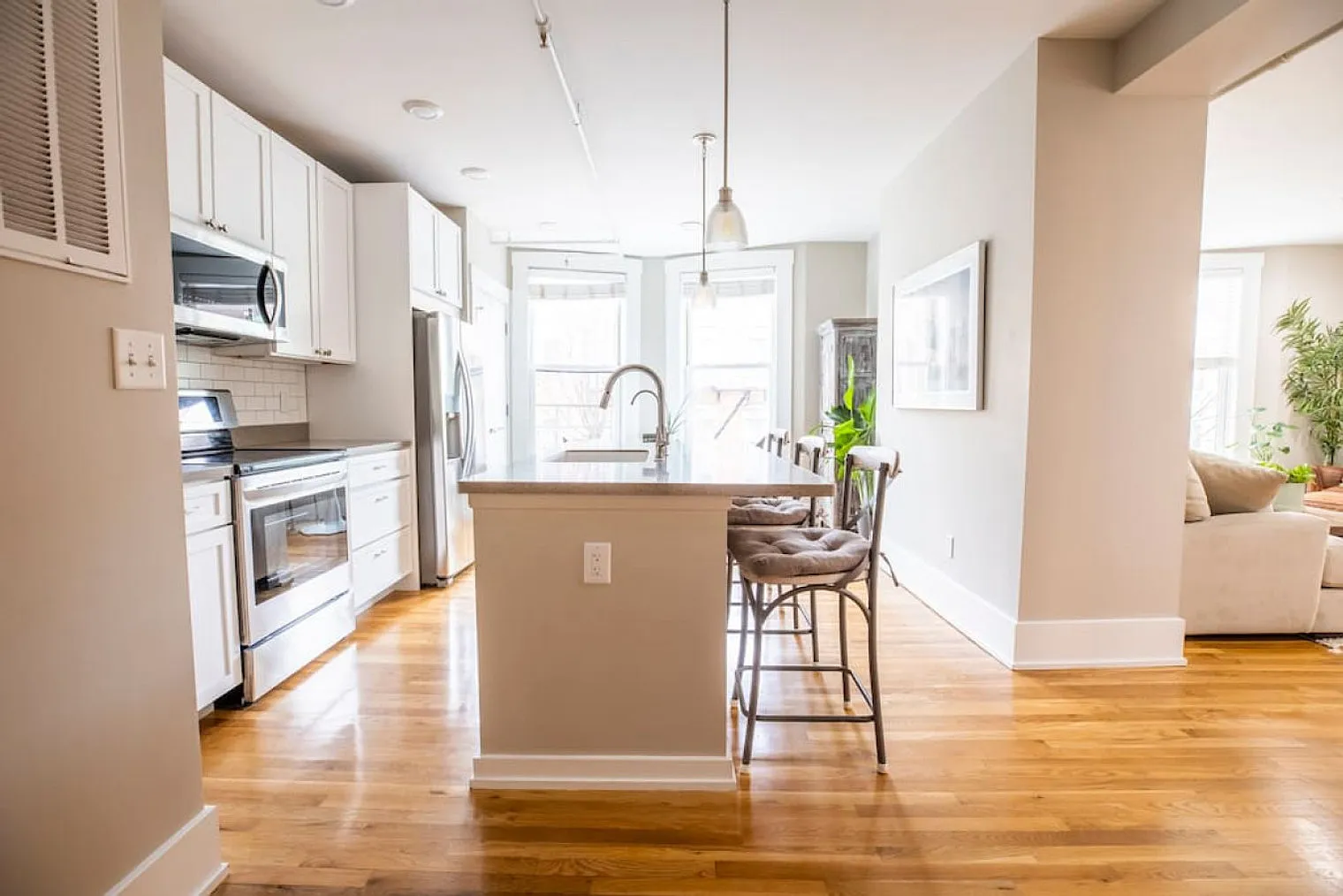 2 bed, 1.0 bath, 1076 sqft, $2,320 — Photo 2