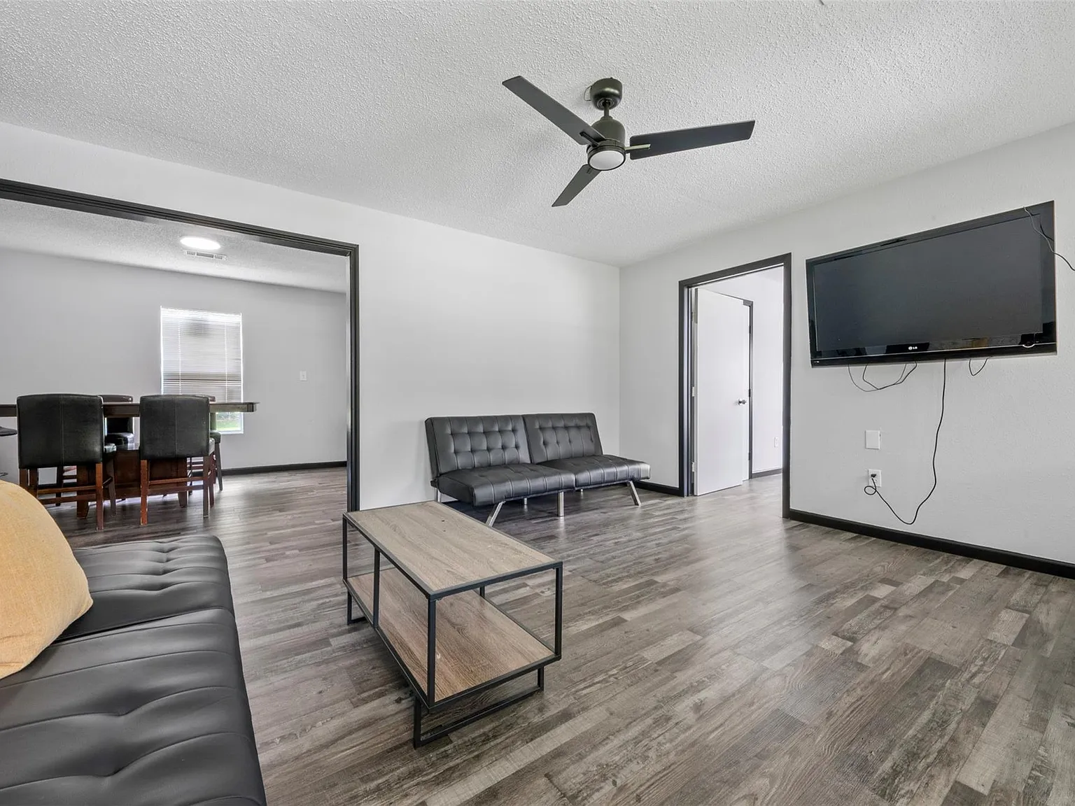 4 bed, 2.0 bath, 1200 sqft, $1,800 — Photo 3