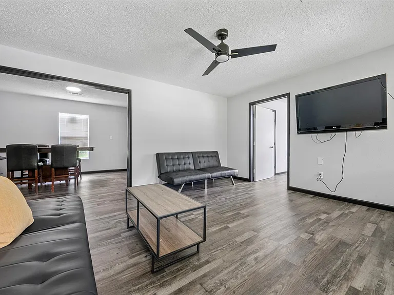 541 Trails End Dr — Photo 3