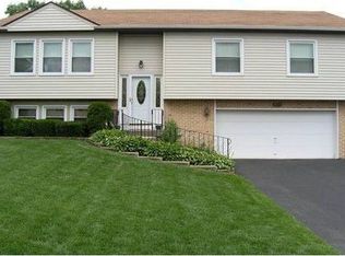 917 Mocassin Ct, Carol Stream, IL 60188