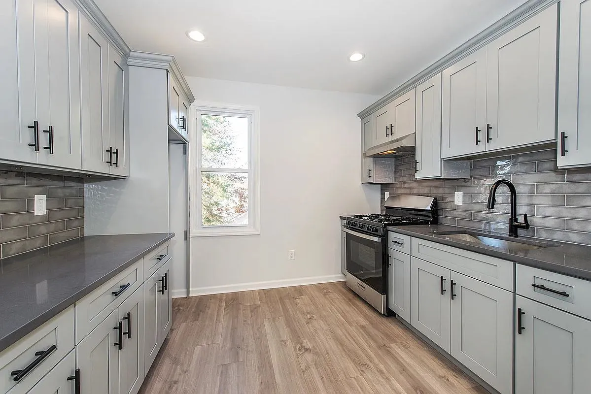 2 bed, 1.0 bath, 732 sqft, $1,850 — Photo 2