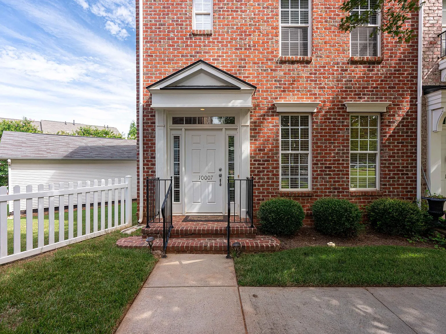 3 bed, 2.5 bath, 1408 sqft, $2,600 — Photo 1