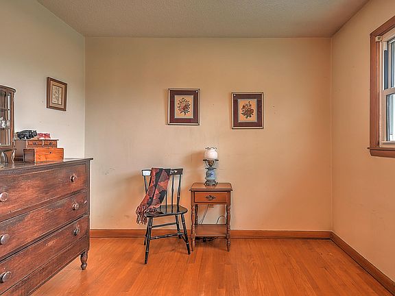 5th image of 216 Ash Ln